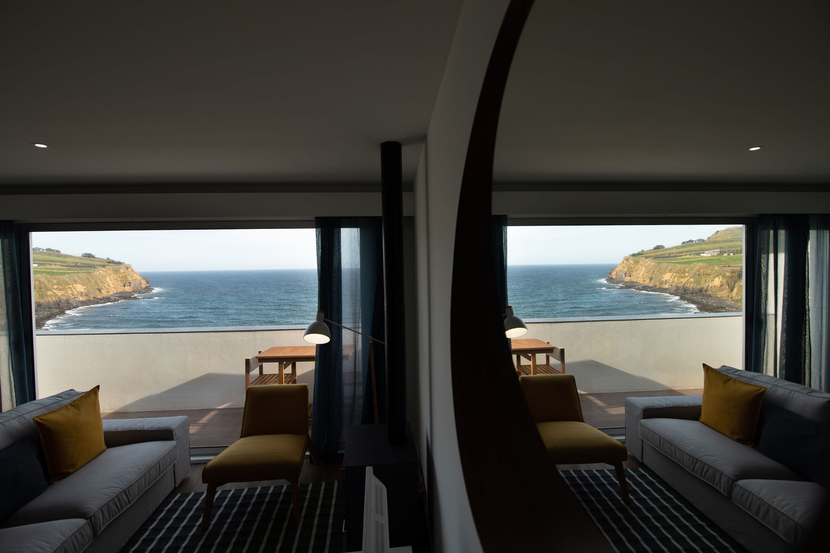 With an ever-present frame, where only the sky separates from the sea in one line, this space is designed to relax in an environment of pure tranquility and comfort.